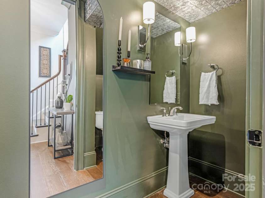 2043 Lynnwood Drive, Charlotte, NC 28209.  MLS# CAR4282563, YatesRealty ID 33707. 