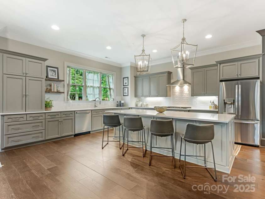 2043 Lynnwood Drive, Charlotte, NC 28209.  MLS# CAR4282563, YatesRealty ID 33707. 