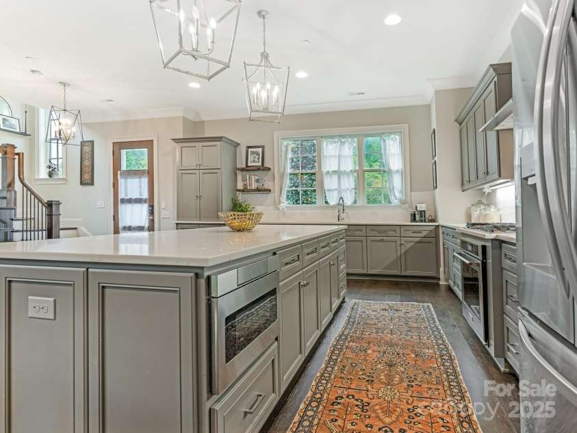 2043 Lynnwood Drive, Charlotte, NC 28209.  MLS# CAR4282563, YatesRealty ID 33707. 