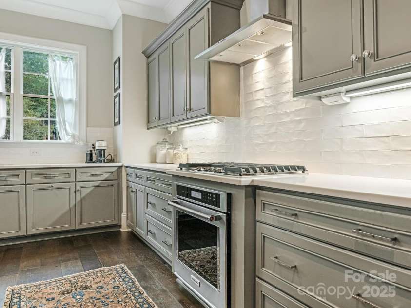 2043 Lynnwood Drive, Charlotte, NC 28209.  MLS# CAR4282563, YatesRealty ID 33707. 