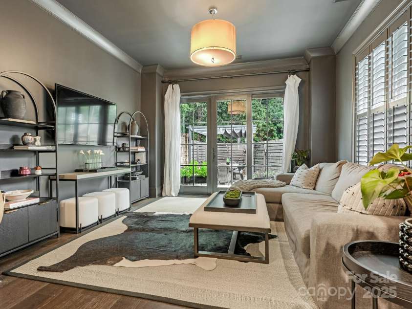 2043 Lynnwood Drive, Charlotte, NC 28209.  MLS# CAR4282563, YatesRealty ID 33707. 