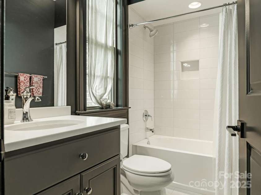 2043 Lynnwood Drive, Charlotte, NC 28209.  MLS# CAR4282563, YatesRealty ID 33707. Bath 2