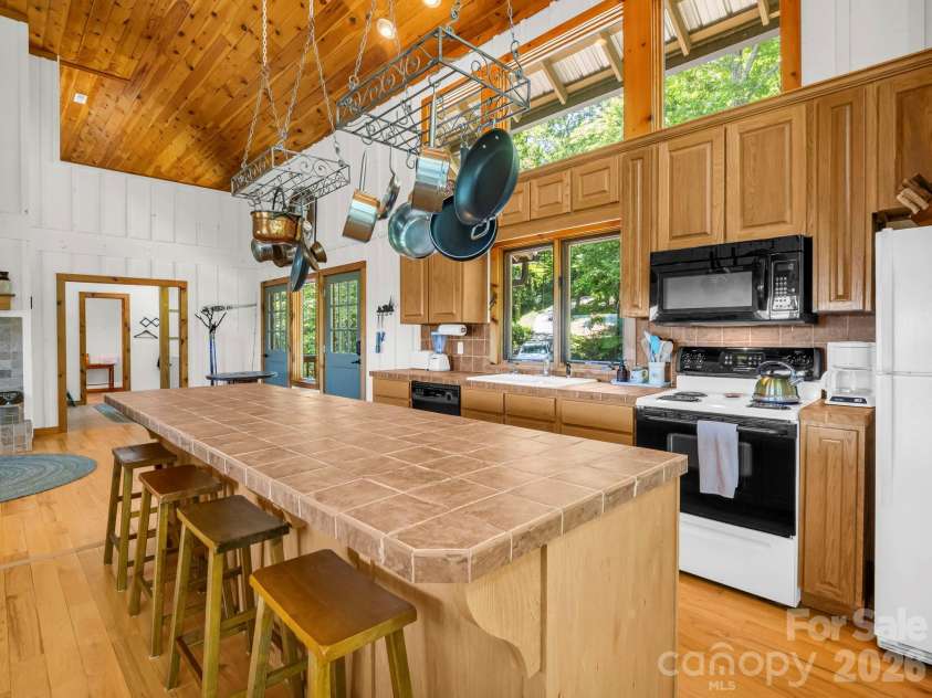 182 Antler Ridge, Rosman, NC 28772.  MLS# CAR4397781, YatesRealty ID 33708. 