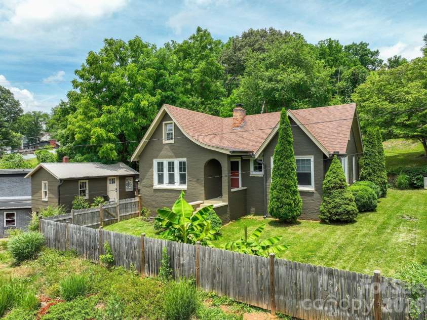 385 Pisgah Drive, Canton, NC 28716.  MLS# CAR4377431, YatesRealty ID 33709. 