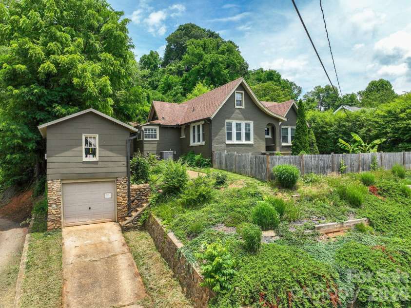 385 Pisgah Drive, Canton, NC 28716.  MLS# CAR4377431, YatesRealty ID 33709. 