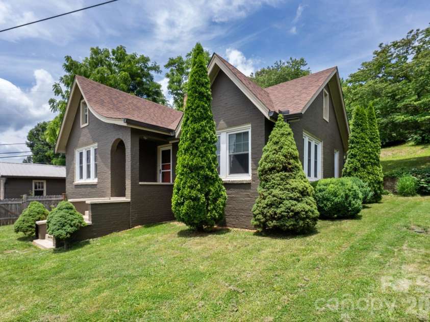 385 Pisgah Drive, Canton, NC 28716.  MLS# CAR4377431, YatesRealty ID 33709. 