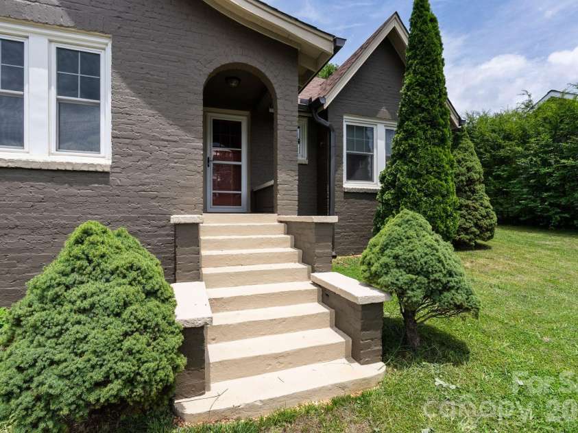 385 Pisgah Drive, Canton, NC 28716.  MLS# CAR4377431, YatesRealty ID 33709. 