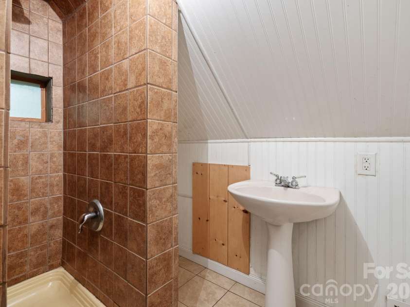 385 Pisgah Drive, Canton, NC 28716.  MLS# CAR4377431, YatesRealty ID 33709. 
