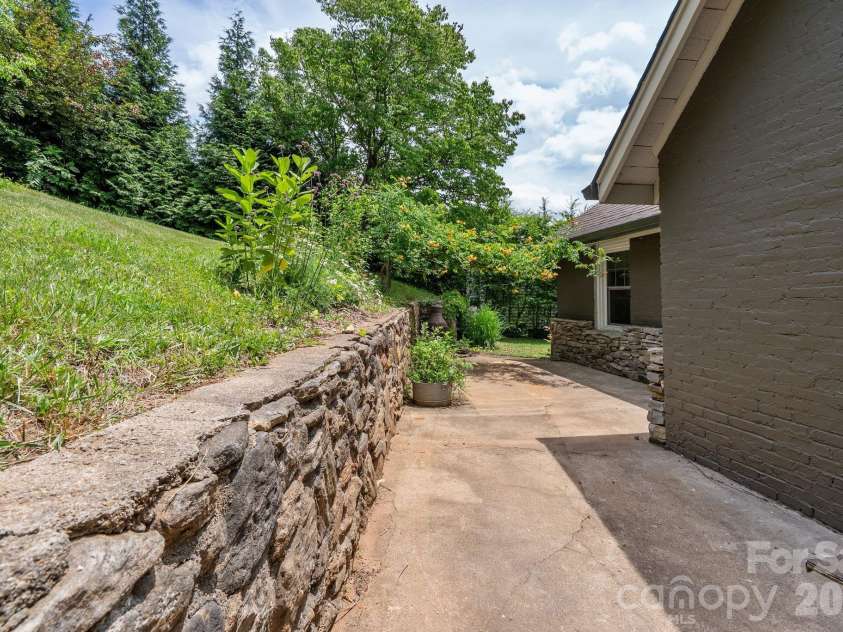 385 Pisgah Drive, Canton, NC 28716.  MLS# CAR4377431, YatesRealty ID 33709. 