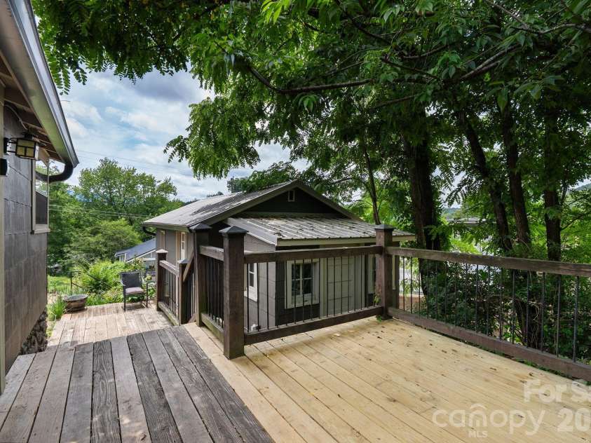 385 Pisgah Drive, Canton, NC 28716.  MLS# CAR4377431, YatesRealty ID 33709. 