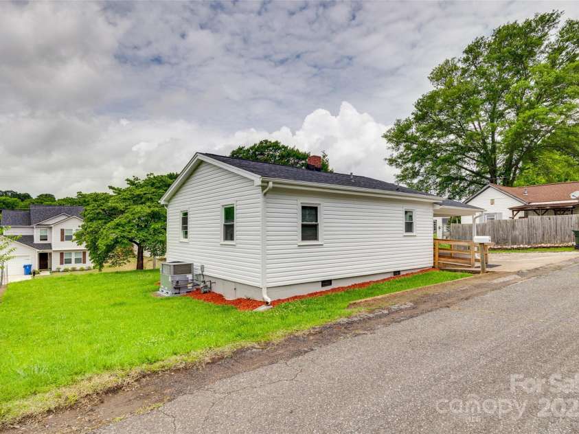 814 Grace Street, Kings Mountain, NC 28086.  MLS# CAR4273120, YatesRealty ID 3371. 