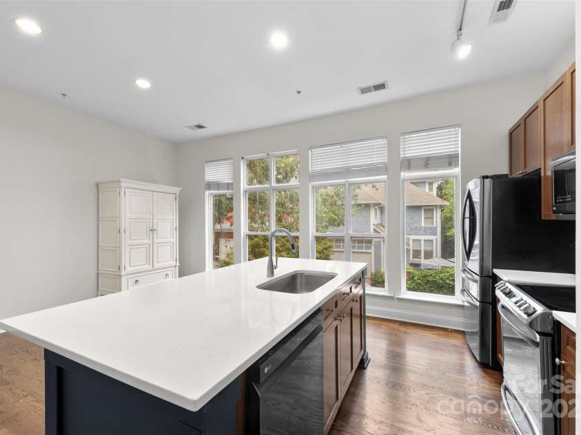 928 Garden District Drive, Charlotte, NC 28202.  MLS# CAR4284349, YatesRealty ID 33710. 