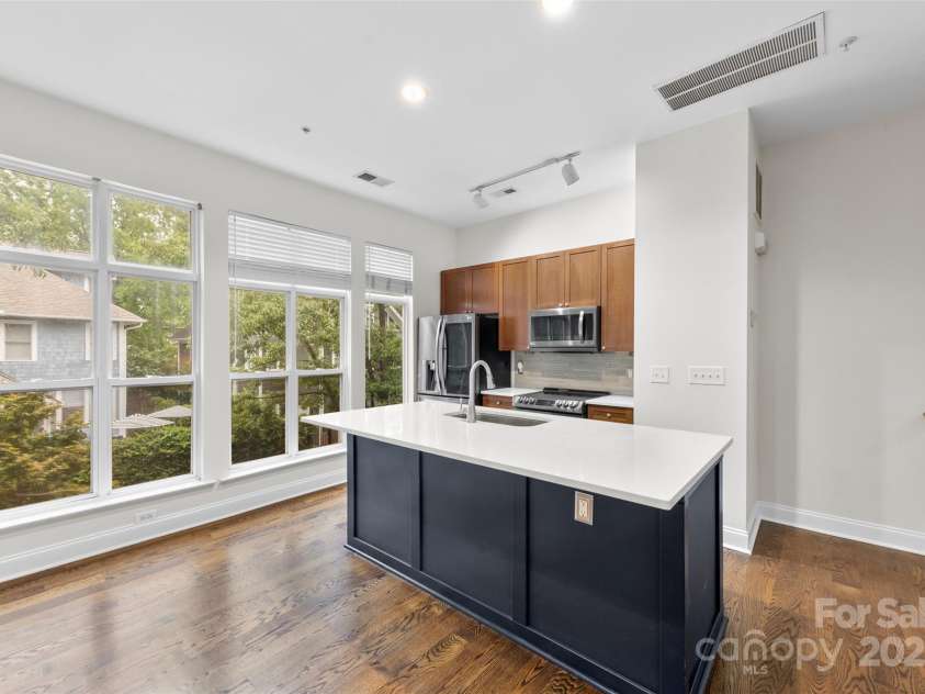 928 Garden District Drive, Charlotte, NC 28202.  MLS# CAR4284349, YatesRealty ID 33710. 