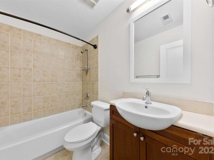 928 Garden District Drive, Charlotte, NC 28202.  MLS# CAR4284349, YatesRealty ID 33710. 