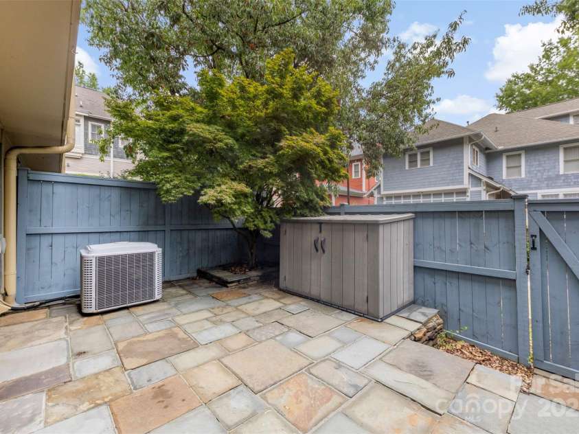 928 Garden District Drive, Charlotte, NC 28202.  MLS# CAR4284349, YatesRealty ID 33710. 