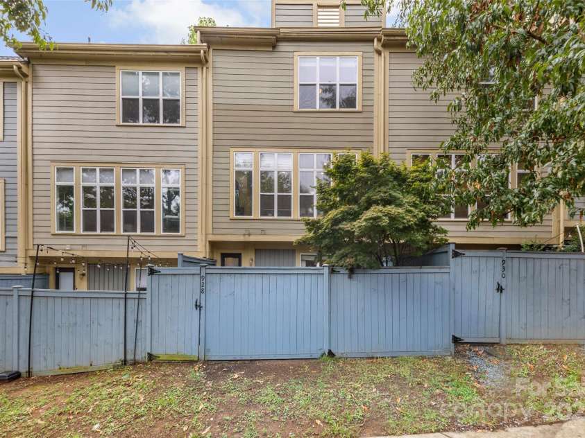928 Garden District Drive, Charlotte, NC 28202.  MLS# CAR4284349, YatesRealty ID 33710. 