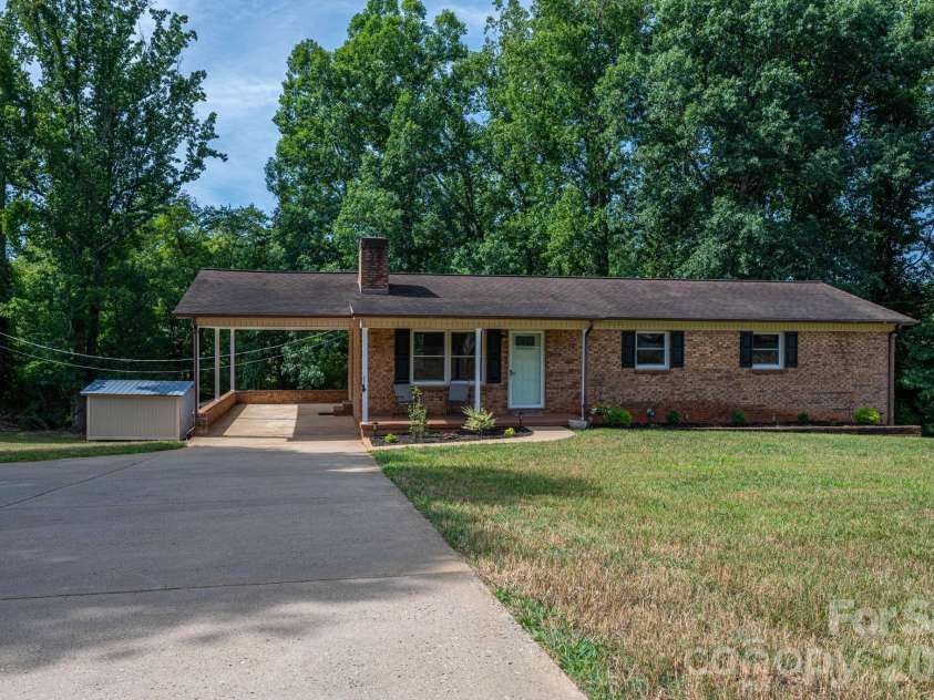 896 Cedarline Drive, Shelby, NC 28150.  MLS# CAR4397447, YatesRealty ID 33713. 