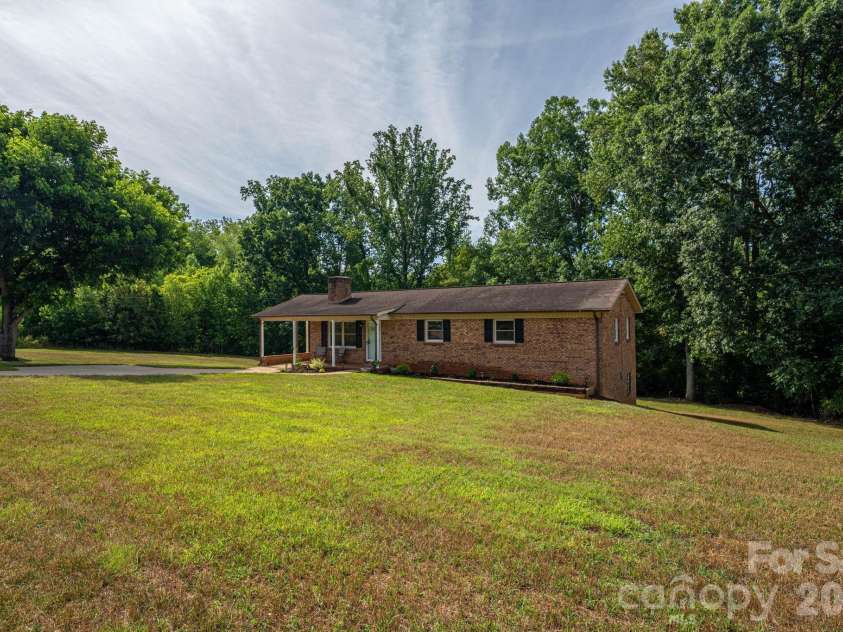896 Cedarline Drive, Shelby, NC 28150.  MLS# CAR4397447, YatesRealty ID 33713. 