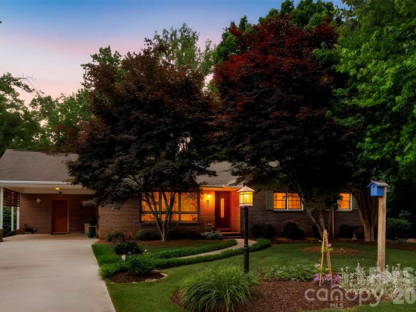 112 Amity Circle, Belmont, NC 28012.  MLS# CAR4390773, YatesRealty ID 33714. 