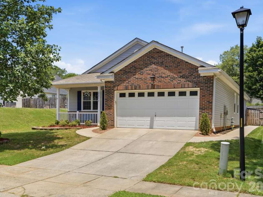 2211 Savannah Hills Drive, Matthews, NC 28105.  MLS# CAR4392429, YatesRealty ID 33717. 