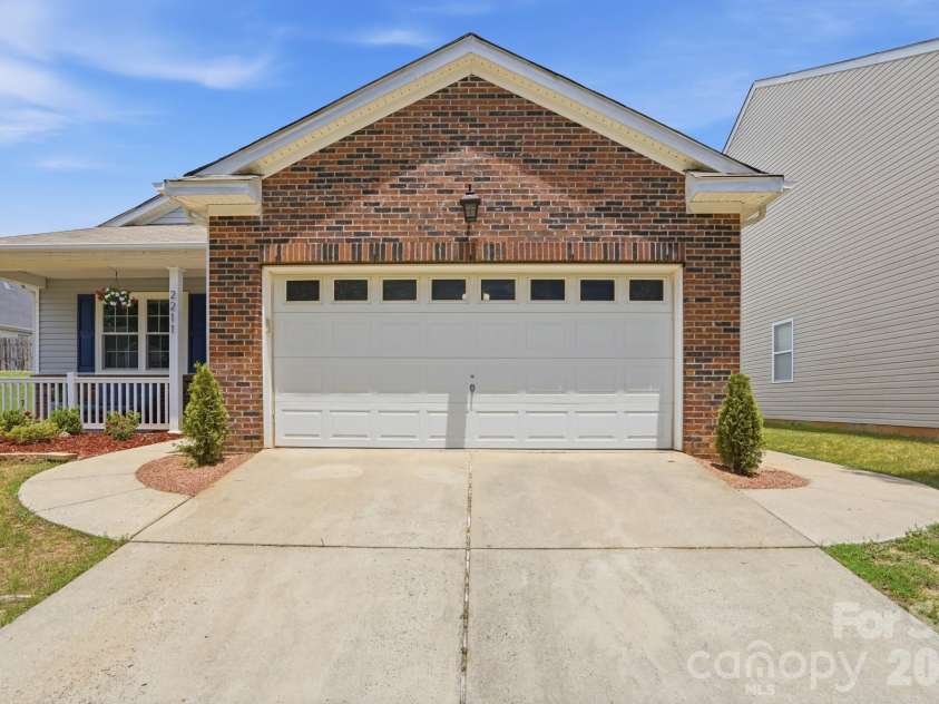 2211 Savannah Hills Drive, Matthews, NC 28105.  MLS# CAR4392429, YatesRealty ID 33717. 