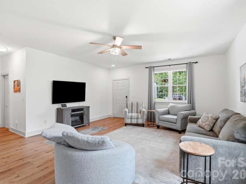 2211 Savannah Hills Drive, Matthews, NC 28105.  MLS# CAR4392429, YatesRealty ID 33717. 