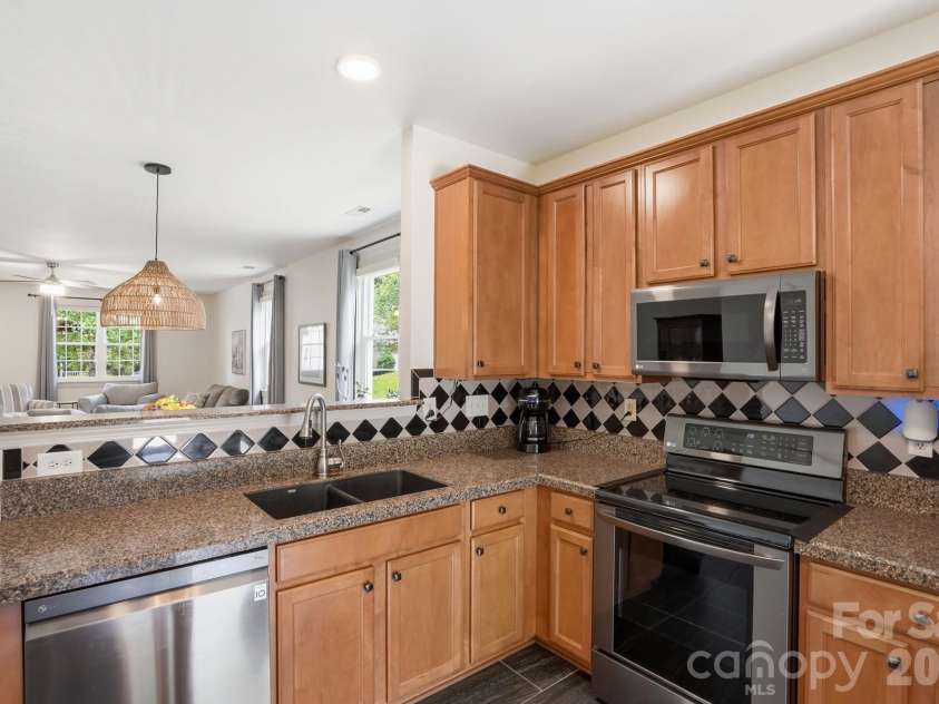 2211 Savannah Hills Drive, Matthews, NC 28105.  MLS# CAR4392429, YatesRealty ID 33717. 