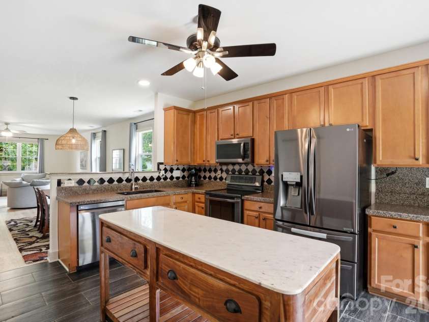 2211 Savannah Hills Drive, Matthews, NC 28105.  MLS# CAR4392429, YatesRealty ID 33717. 