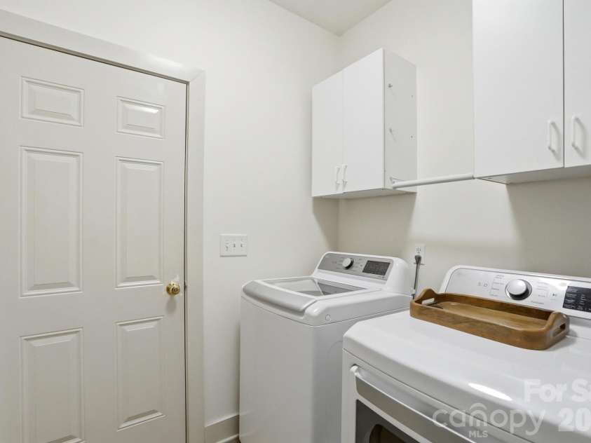 2211 Savannah Hills Drive, Matthews, NC 28105.  MLS# CAR4392429, YatesRealty ID 33717. 