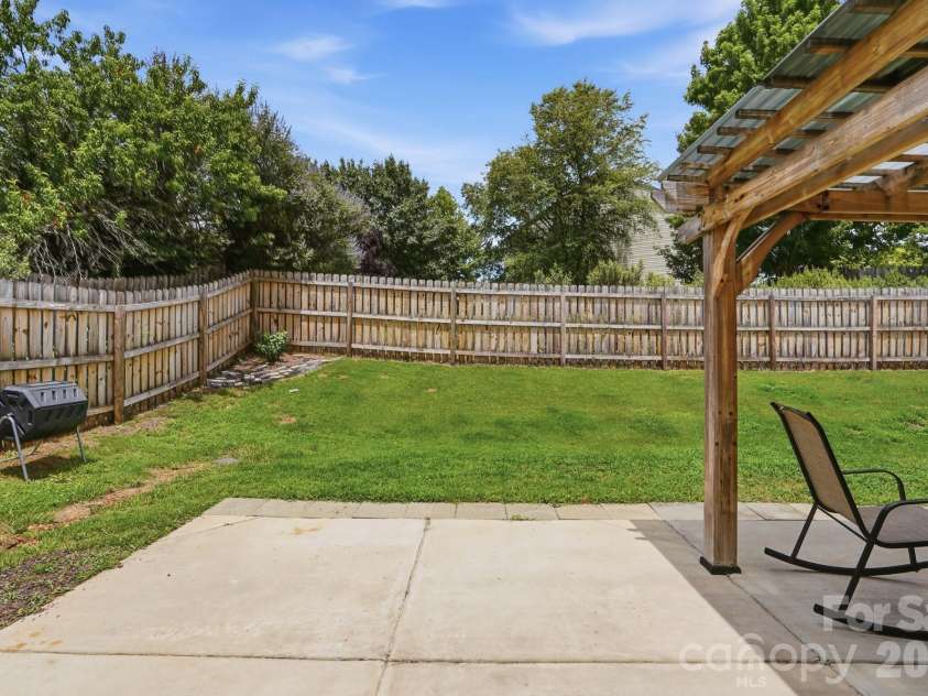 2211 Savannah Hills Drive, Matthews, NC 28105.  MLS# CAR4392429, YatesRealty ID 33717. 
