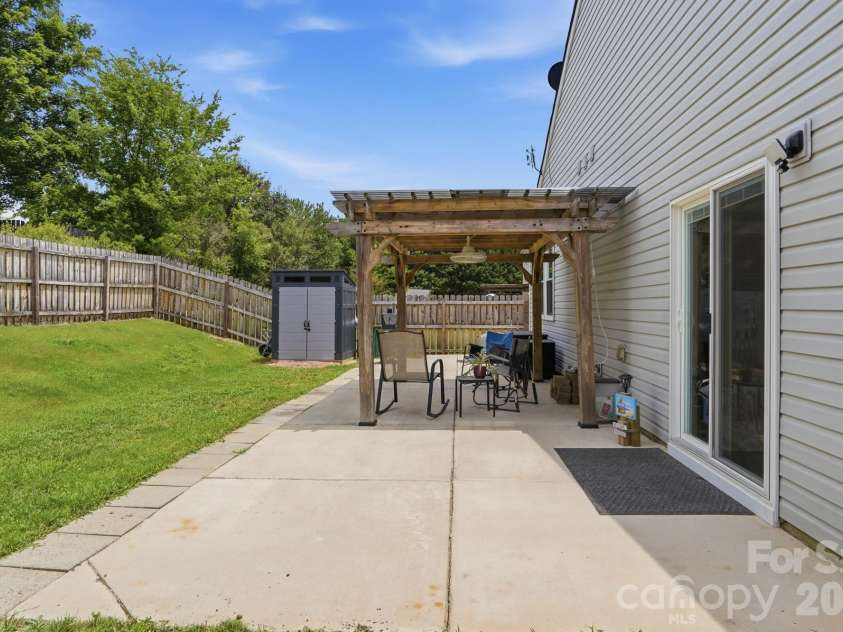 2211 Savannah Hills Drive, Matthews, NC 28105.  MLS# CAR4392429, YatesRealty ID 33717. 