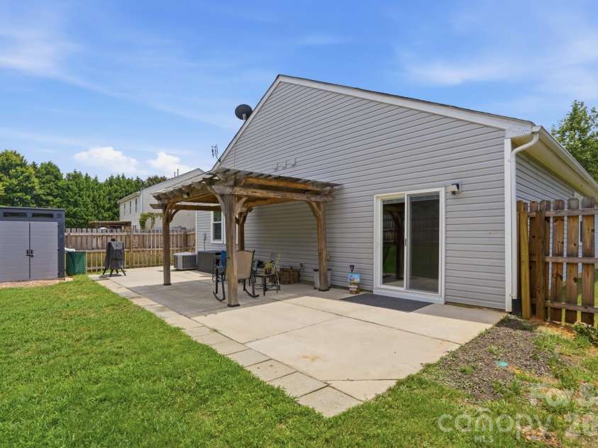 2211 Savannah Hills Drive, Matthews, NC 28105.  MLS# CAR4392429, YatesRealty ID 33717. 