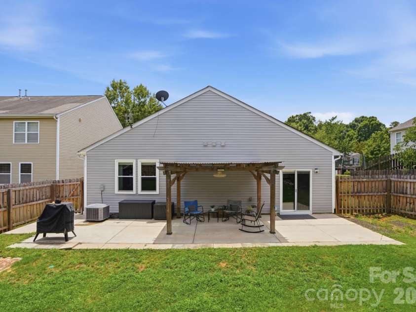 2211 Savannah Hills Drive, Matthews, NC 28105.  MLS# CAR4392429, YatesRealty ID 33717. 
