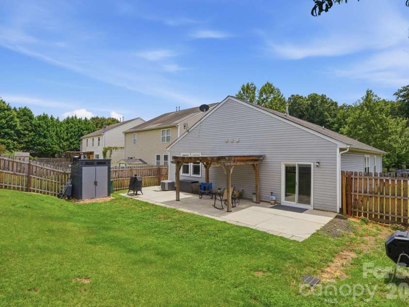 2211 Savannah Hills Drive, Matthews, NC 28105.  MLS# CAR4392429, YatesRealty ID 33717. 