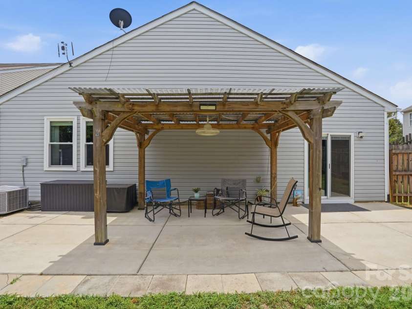 2211 Savannah Hills Drive, Matthews, NC 28105.  MLS# CAR4392429, YatesRealty ID 33717. 