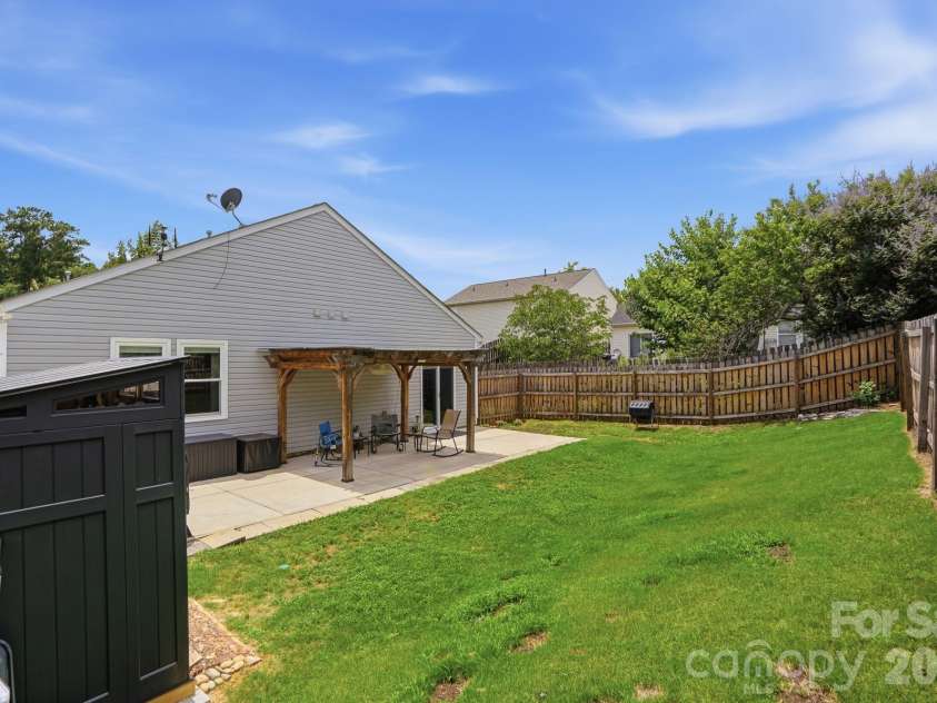 2211 Savannah Hills Drive, Matthews, NC 28105.  MLS# CAR4392429, YatesRealty ID 33717. 
