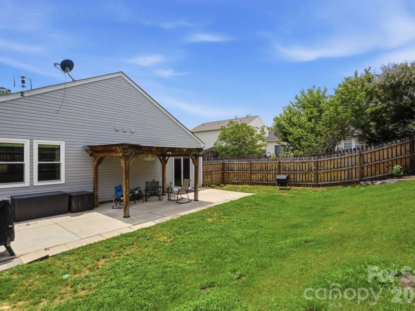 2211 Savannah Hills Drive, Matthews, NC 28105.  MLS# CAR4392429, YatesRealty ID 33717. 