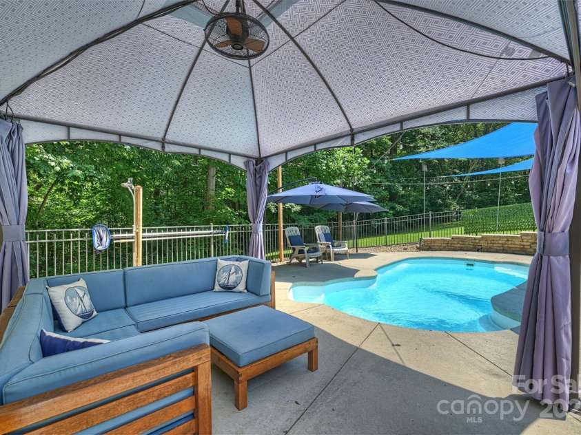 6411 Glenn Teague Road, Charlotte, NC 28216.  MLS# CAR4272377, YatesRealty ID 33718. 
