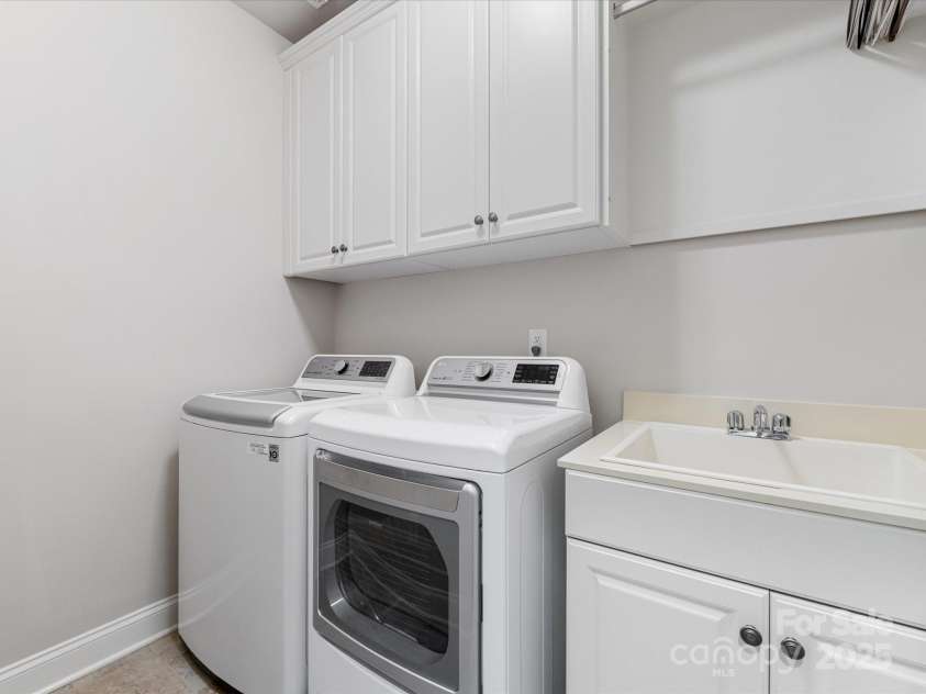 6711 Conservatory Lane, Charlotte, NC 28210.  MLS# CAR4221966, YatesRealty ID 3372. Laundry Room