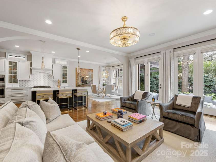 6711 Conservatory Lane, Charlotte, NC 28210.  MLS# CAR4221966, YatesRealty ID 3372. Living Room