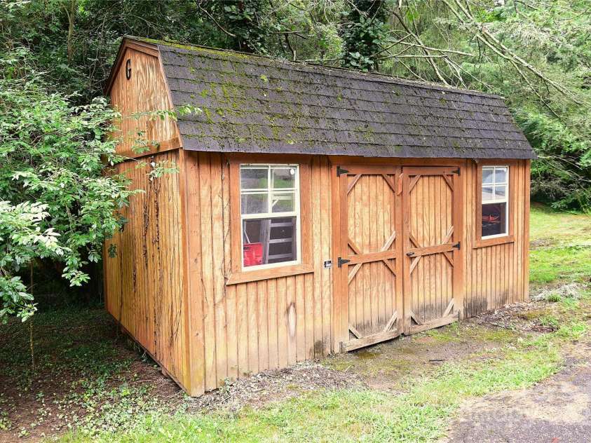 76 Melton Road, Candler, NC 28715.  MLS# CAR4289912, YatesRealty ID 33722. 