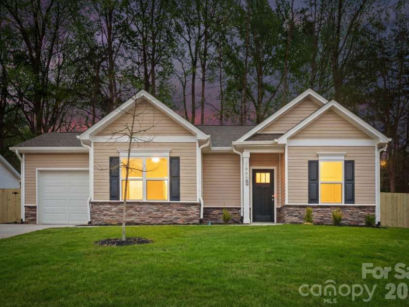 912 Bond Avenue, Gastonia, NC 28052.  MLS# CAR4390894, YatesRealty ID 33722. Representation