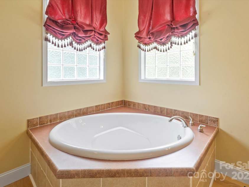 142 Pinners Cove Road, Asheville, NC 28803.  MLS# CAR4287127, YatesRealty ID 33723. Large garden tub.