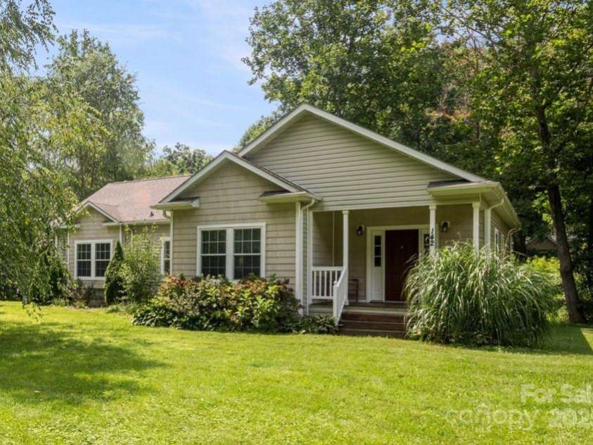 142 Pinners Cove Road, Asheville, NC 28803.  MLS# CAR4287127, YatesRealty ID 33723. Welcome to 142 Pinners Cove Rd!