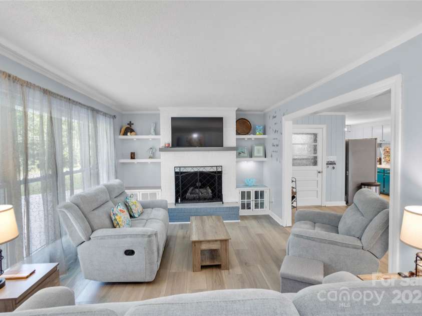 410 Queens Drive, Lexington, NC 27292.  MLS# CAR4287157, YatesRealty ID 33725. 