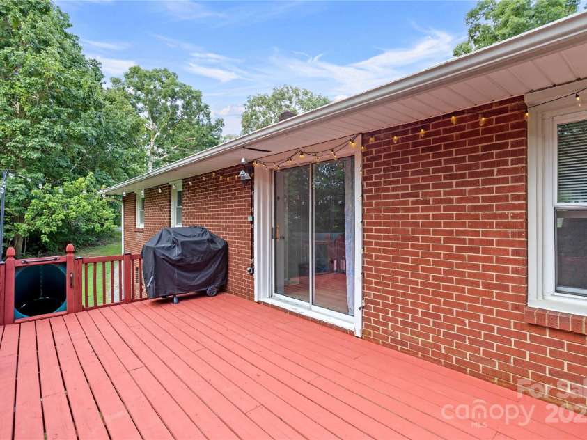 410 Queens Drive, Lexington, NC 27292.  MLS# CAR4287157, YatesRealty ID 33725. 