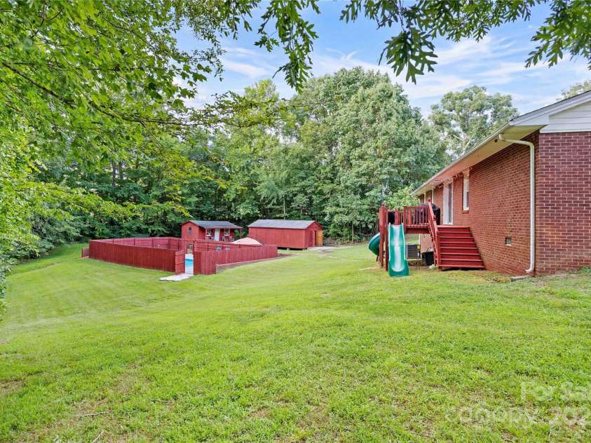 410 Queens Drive, Lexington, NC 27292.  MLS# CAR4287157, YatesRealty ID 33725. 