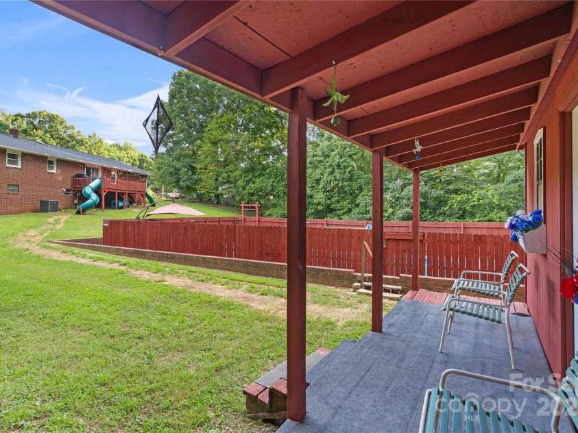 410 Queens Drive, Lexington, NC 27292.  MLS# CAR4287157, YatesRealty ID 33725. 