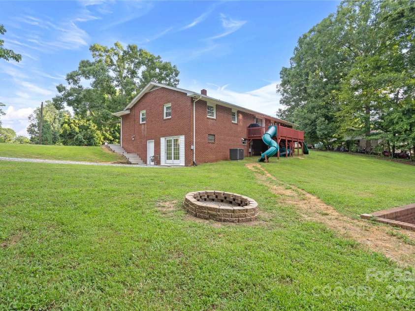410 Queens Drive, Lexington, NC 27292.  MLS# CAR4287157, YatesRealty ID 33725. 