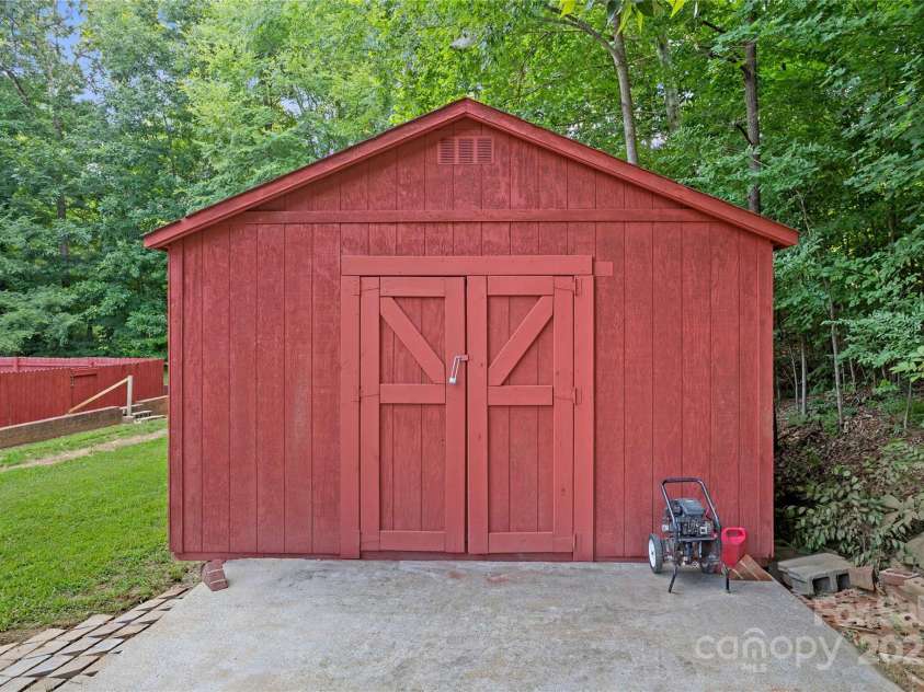 410 Queens Drive, Lexington, NC 27292.  MLS# CAR4287157, YatesRealty ID 33725. 